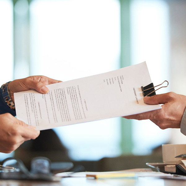 يبدأ المقاولون في تقديم العطاءات